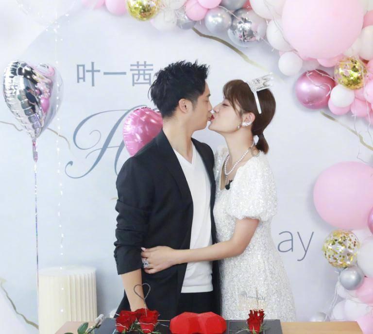 女朋友很粘人怎么办？游戏画面